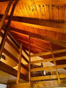 una vista sul soffitto di un soffitto in legno di Chalet Montana - Borgo Le stalle Lunghe a Prato Nevoso