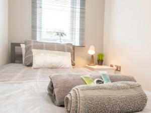 Un dormitorio con una cama con una manta. en Spacious Retreat near city centre Pass the Keys, en Leeds