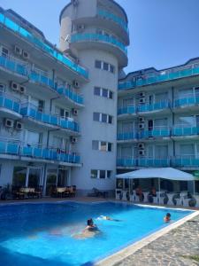 een hotelzwembad voor een gebouw bij Hotel Sunset Beach in Lozenets