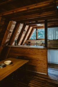una cocina con mesa y fregadero en una cabaña en Mesa Summer House, en Zakrzewo