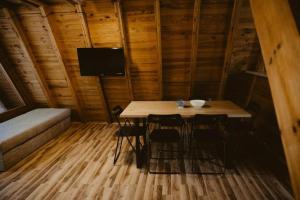 a room with a table and chairs in a cabin at Mesa Summer House in Zakrzewo