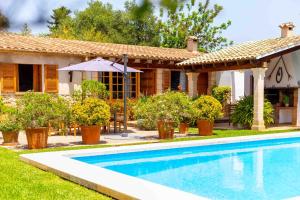 een huis met een zwembad voor een huis bij Can Vadell in Pollença