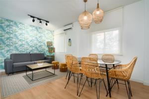 - un salon avec une table, des chaises et un canapé dans l'établissement SUNN Amador de los Ríos, by Homing U, à Séville