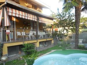 a house with a swimming pool in the yard at Cuscino e Caffé in Rescaldina