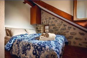 sypialnia z łóżkiem z psem w koszyku w obiekcie Villa FRIENDS w mieście Donji Morinj