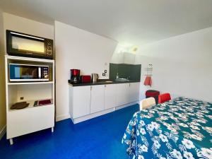 une chambre d'hôtel avec un lit et une cuisine dans l'établissement F2 rue d'Illiers, à Orléans