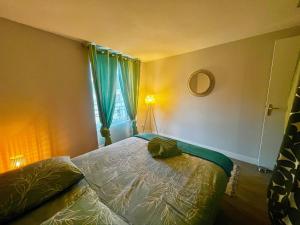 - une chambre avec un lit et une fenêtre dans l'établissement F2 rue d'Illiers, à Orléans