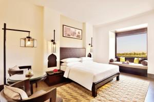 Postel nebo postele na pokoji v ubytování Jaisalmer Marriott Resort & Spa