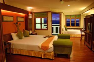 En eller flere senge i et værelse på Tower and Water Seaview Lexis water chalet