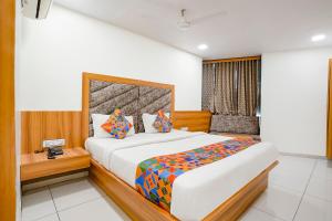1 dormitorio con 1 cama grande en una habitación en FabHotel Silver Inn, en Ahmedabad