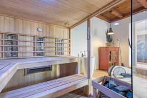 una sauna con un banco en una habitación en Wellness Estate Hedonia Near Varaždin - Happy Rentals en Majerje