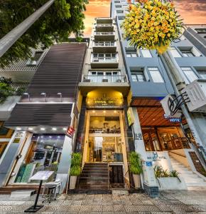een gebouw met een trap naar een winkel bij The Noble Swan Central Dong Du Hotel in Ho Chi Minh-stad