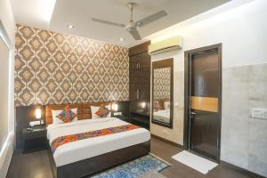 una camera con un grande letto di FabHotel Rivlet Residency a Gurgaon