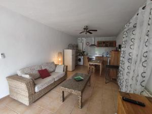 a living room with a couch and a kitchen at VILLA SOLANA EN MORAIRA a in Moraira