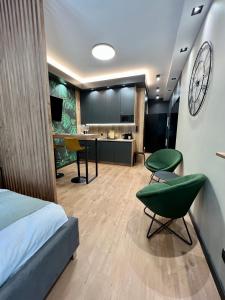 um quarto com uma cama e um relógio na parede em Apartament SPOT Klonowa em Kielce