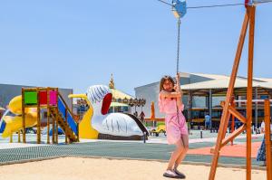 une jeune fille joue sur une aire de jeux dans l'établissement Vila Gale Nep Kids, à Beja