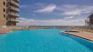 ein großer Pool neben einem Gebäude in der Unterkunft Tidewater Beach Resort 2505 - Sea Gem in Panama City Beach