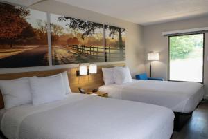 Ένα ή περισσότερα κρεβάτια σε δωμάτιο στο Days Inn by Wyndham Farmville +39 φωτογραφίες
