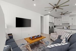 ein Wohnzimmer mit 2 Sofas und einem Tisch in der Unterkunft 20206 First Ave in Panama City Beach
