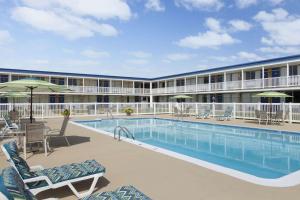 Bazén v ubytování Days Inn by Wyndham Waynesboro nebo v jeho okolí