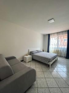 sala de estar con 2 camas y sofá en Villa Colle Salento, en Collepasso