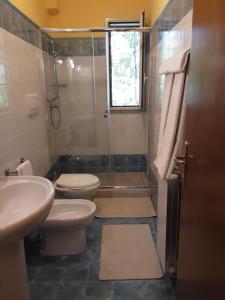 ジャルディーニ・ナクソスにあるB&B Villa Archegetaのバスルーム(シャワー、トイレ、シンク付)