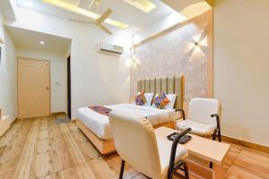Postel nebo postele na pokoji v ubytování FabHotel Symphony Grand