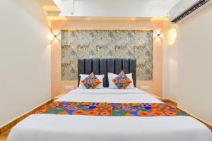 Postel nebo postele na pokoji v ubytování FabHotel Symphony Grand
