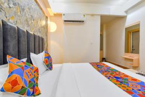 Postel nebo postele na pokoji v ubytování FabHotel Symphony Grand