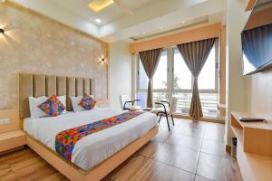 Postel nebo postele na pokoji v ubytování FabHotel Symphony Grand