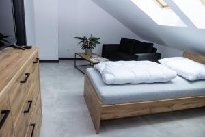Postel nebo postele na pokoji v ubytování POKOJE JURAJSKI ZAKAMAREK + 60 fotografií