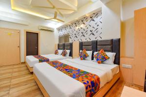 Postel nebo postele na pokoji v ubytování FabHotel Symphony Grand