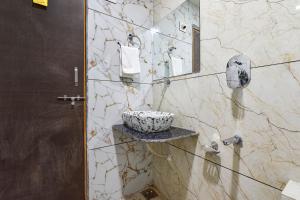 Koupelna v ubytování FabHotel Symphony Grand
