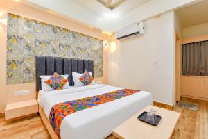 Postel nebo postele na pokoji v ubytování FabHotel Symphony Grand
