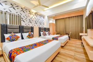 Postel nebo postele na pokoji v ubytování FabHotel Symphony Grand