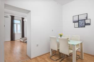 una sala da pranzo con tavolo e sedie di Step to the Sea apartment a Fiume (Rijeka)