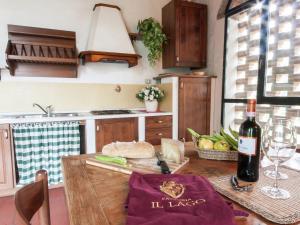 uma cozinha com uma mesa e uma garrafa de vinho em Serene farmhouse in Dicomano with swimming pool em Dicomano