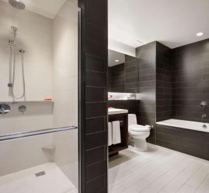 حياة سينتريك تايمز سكوير نيويورك في نيويورك: حمام مع مرحاض وحوض استحمام ومغسلة