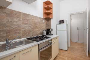 kuchnia ze zlewem i kuchenką w obiekcie Step to the Sea apartment w mieście Rijeka