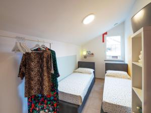 Zimmer mit 2 Betten und einem Kleiderständer in der Unterkunft Babyaccommodation Stay in Family III in Pietra Ligure