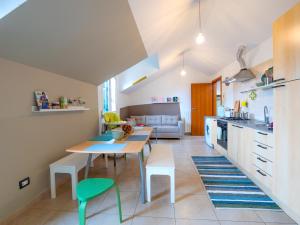 eine Küche und ein Wohnzimmer mit einem Tisch und Stühlen in der Unterkunft Babyaccommodation Stay in Family III in Pietra Ligure