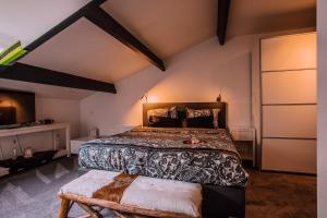 een slaapkamer met een groot bed in een kamer bij B&B/Boertel de Meander in Oirschot