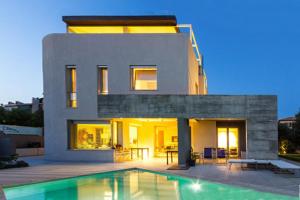 una casa con una piscina di fronte di Art House Quartu - Margine Rosso a Quartu SantʼElena