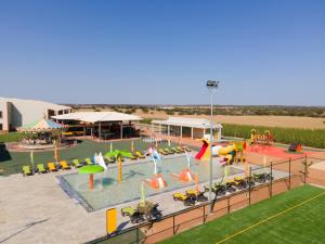 - une vue aérienne sur un parc aquatique avec des toboggans dans l'établissement Vila Gale Nep Kids, à Beja