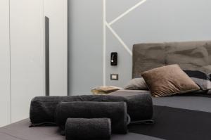 Ένα ή περισσότερα κρεβάτια σε δωμάτιο στο VivimiHome - Navigli charm design e posizione top