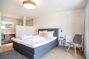 "Chalet Bergzeit" Ferienhaus mit Sauna & Wellness tesisinde bir odada yatak veya yataklar