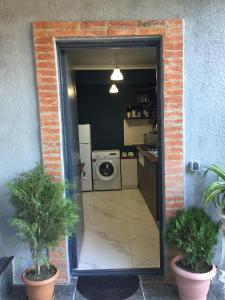 una puerta a una cocina con lavadora y secadora en garden and panorama, en Mtskheta