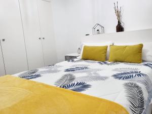 מיטה או מיטות בחדר ב-Apartamento del Puente
