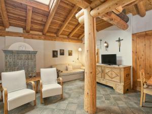 un soggiorno con divano e TV di Typical Cottage in Bellamonte Italy with bubble bath a Bellamonte