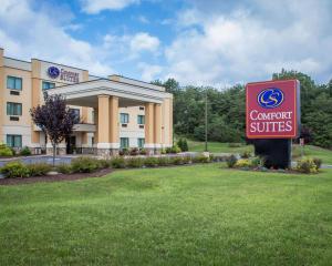 a hotel with a sign for comfort suites at Comfort Suites Lewisburg in Lewisburg